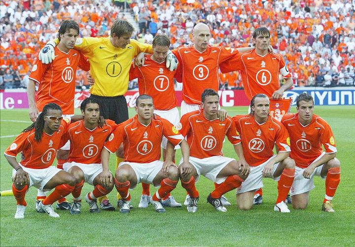 26歳日本代表FWとモデル妻、20年以上前のユニフォームを着る！「オレンジ可愛い」「なぜ」と話題