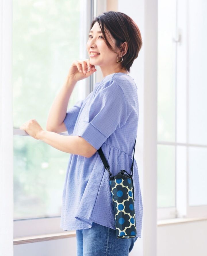 ストラップ付きで斜めがけできるオーラ・カイリーの保冷ボトルケース 雑誌GLOW付録