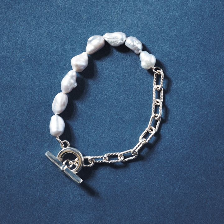 コーデに上品さがプラスされる！オシャレなパールアクセサリー4選