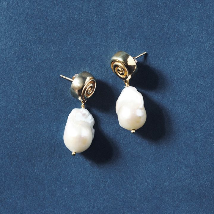 コーデに上品さがプラスされる！オシャレなパールアクセサリー4選