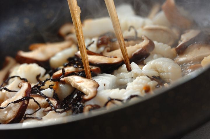 イカとシイタケの塩昆布炒めの作り方1