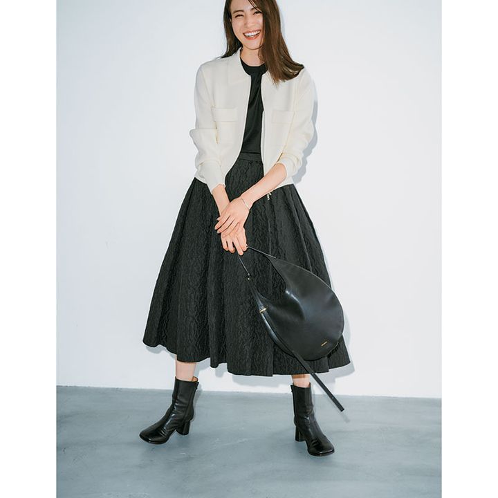 襟付きのジップアップカーデにフレアスカートのきれいめコーデ