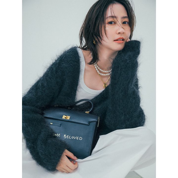 グレーのニットカーディガンにタンクトップ、ネックレス重ね付けのコーデ