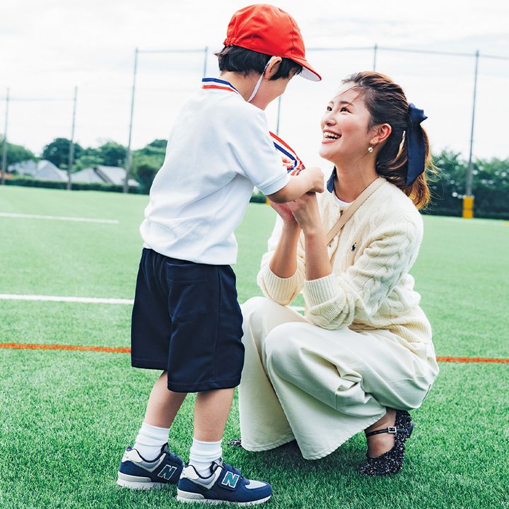 ポロのケーブルカーデにTシャツ、ホワイトデニムのカジュアルコーデ