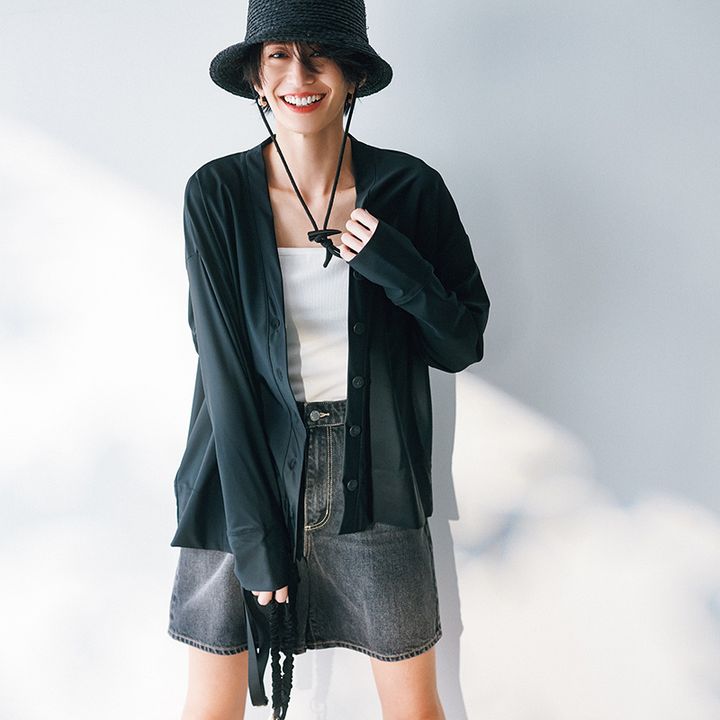 ラッシュカーディガンにつばつきの防止、デニムの短め丈ボトムスのコーデ