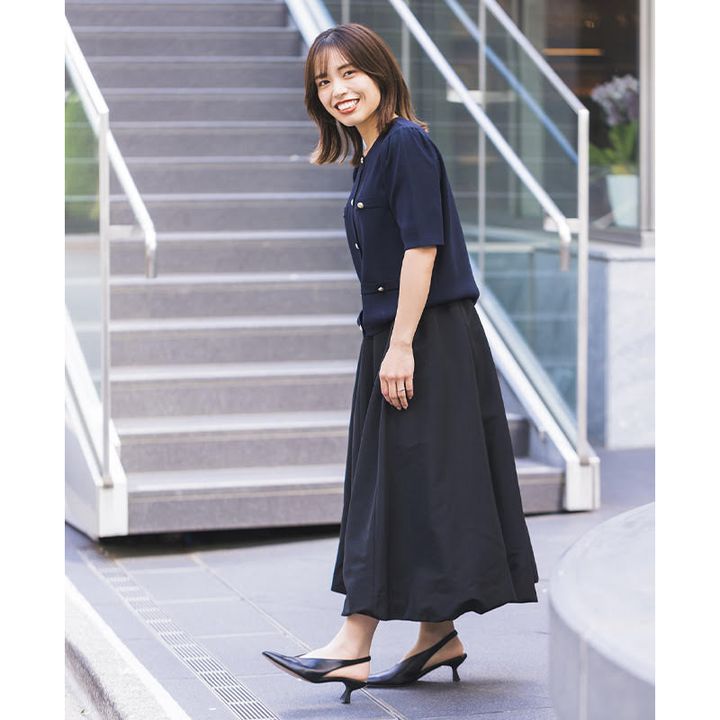 ハリ感のある五分丈サマーニットカーデにロングスカート、ミュールのきれいめコーデ