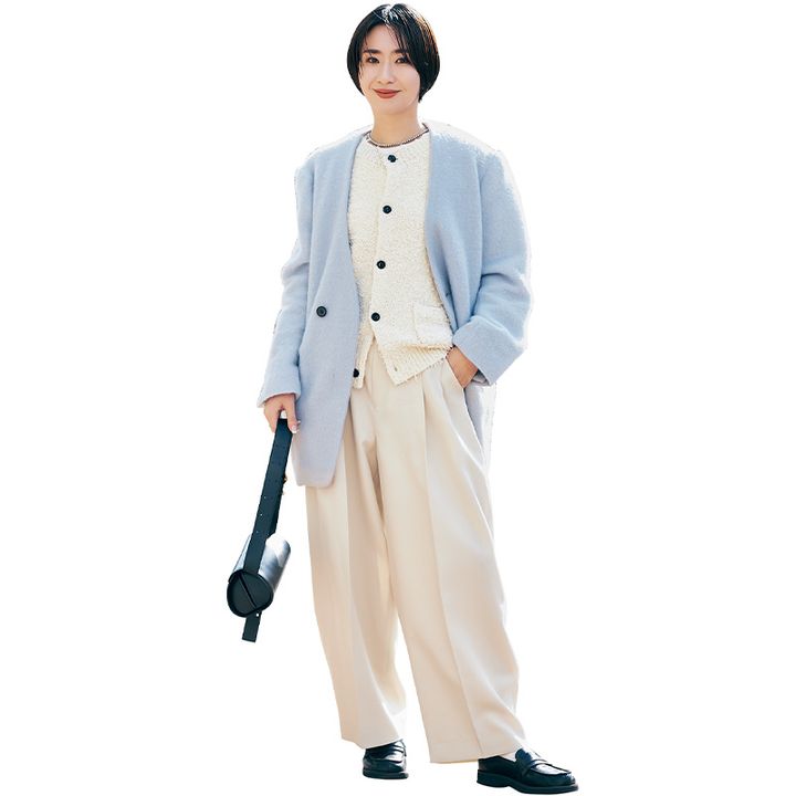 淡色でまとめ、ジャケットとカーデをレイヤードしたきれいめコーデ