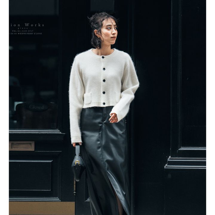 黒レザーのロングスカートにボタンつき白カーデ