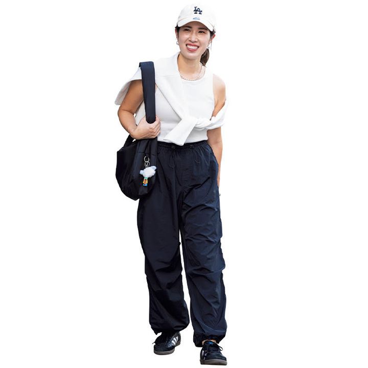 白のアメスリタンクにキャップ、パラシュートパンツにカーディガン肩掛けのハンサムカジュアル