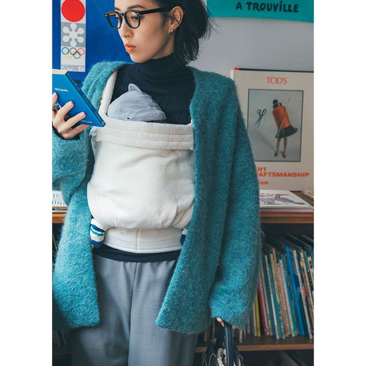 モコモコのブルーカーデにニットパンツのコーデ