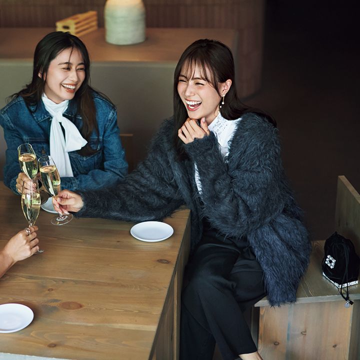 シャツにもけもけカーディガン、パンツのコーデ