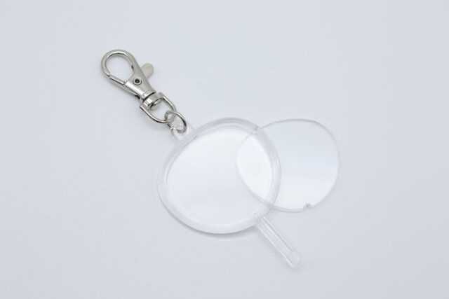 ダイソーのうちわ型フォトキーホルダーのフタを開けた様子