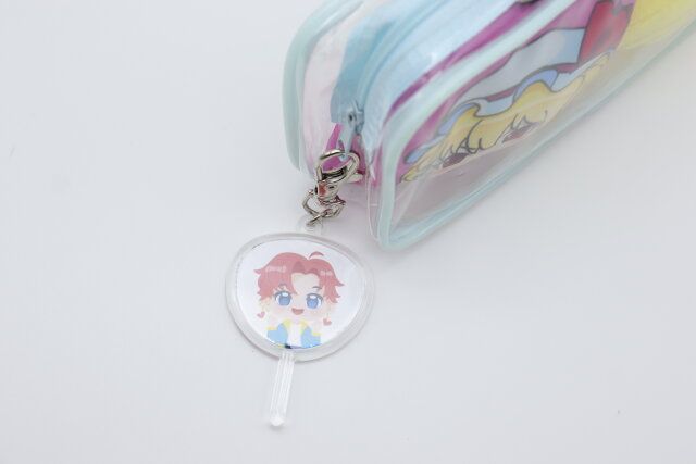 ダイソーのうちわ型フォトキーホルダーはバッグやポーチにつけて持ち歩ける