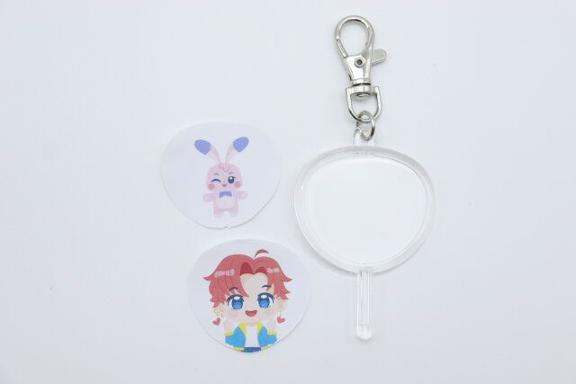 ダイソーのうちわ型フォトキーホルダーは裏表で違うデザインを楽しめる