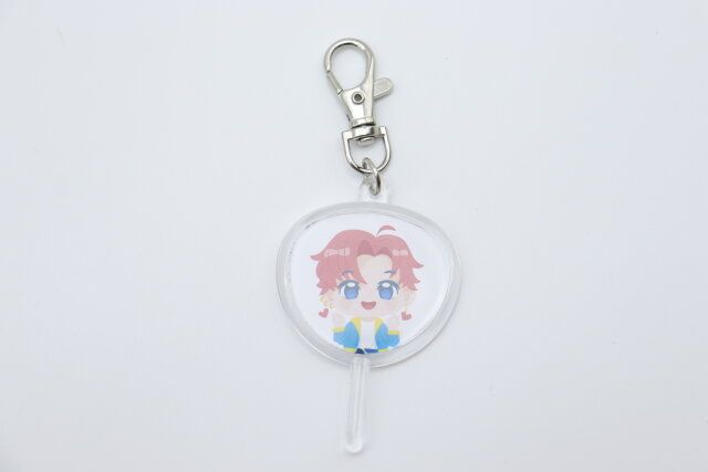 ダイソーのうちわ型フォトキーホルダーに写真を入れた様子