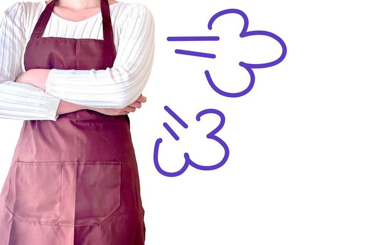 腕組みをして怒っている主婦