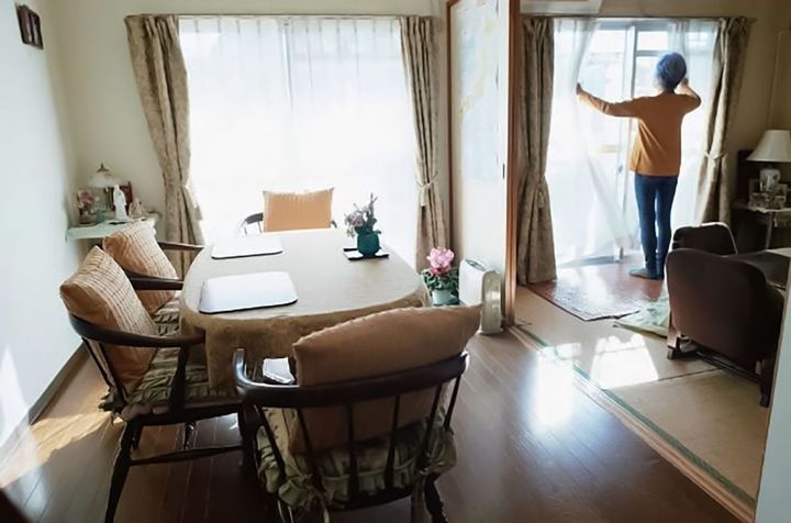 ご自宅にて。取材でお邪魔すると床もテーブルもぴかぴかと磨き上げられていた。