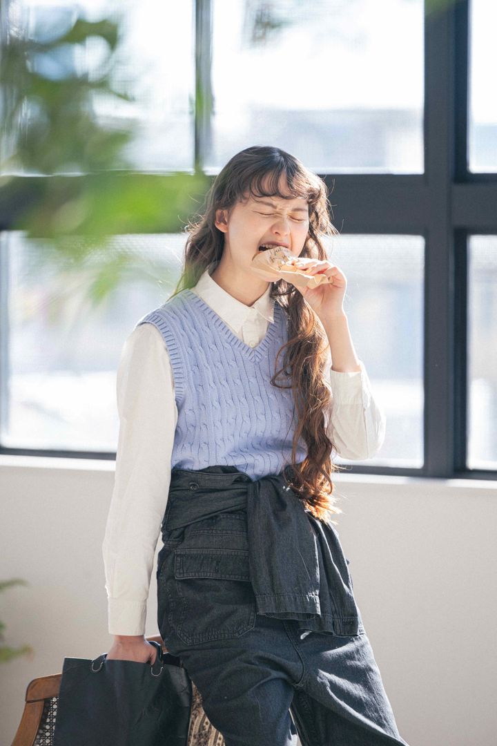 ジャンプスーツを腰巻きしてデニムパンツ風に。ブルーのニットベストで軽やかスイッチをON！【FUDGE FRIEND おしゃれさんの毎日コーディネート vol.527｜うさみ】