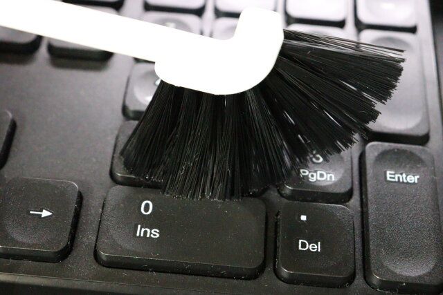ダイソーの隙間の達人ちょこっとお掃除小箒＆ミニモップでキーボード掃除