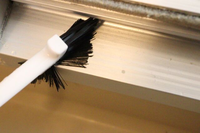 ダイソーのサッシに使える隙間の達人ちょこっとお掃除小箒＆ミニモップ