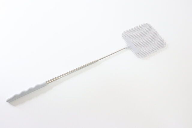 調節ハエたたき 伸ばした時