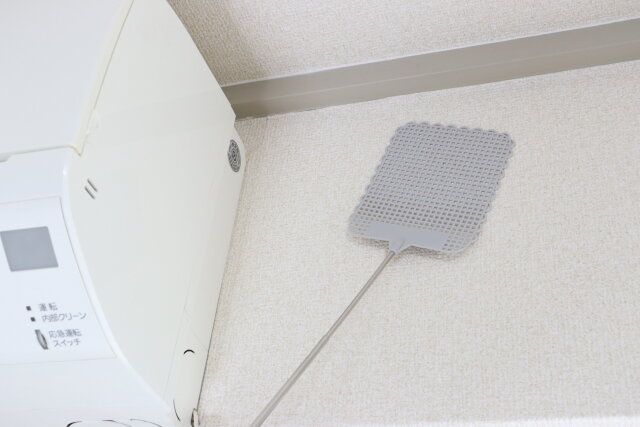 調節ハエたたき 使用例 壁