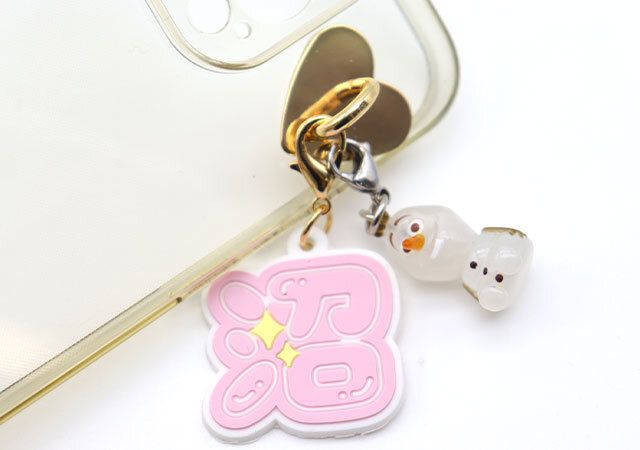 ダイソー 5043 スマホチャーム（ラバー、推し文字、2P） スマホ 使用例