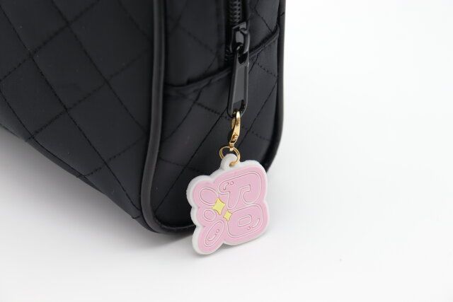 ダイソー 5043 スマホチャーム（ラバー、推し文字、2P） ポーチ 使用例