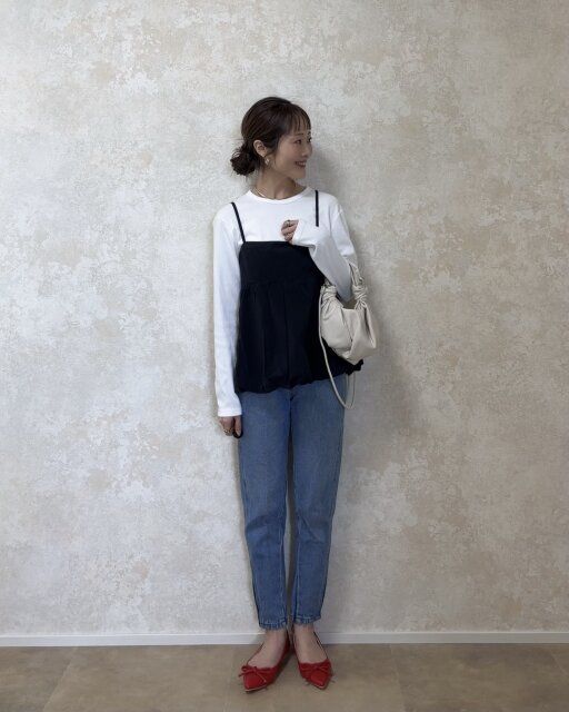 赤が差し色のシンプルコーデ