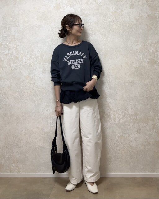 スウェットにレイヤードした大人カジュアルコーデ