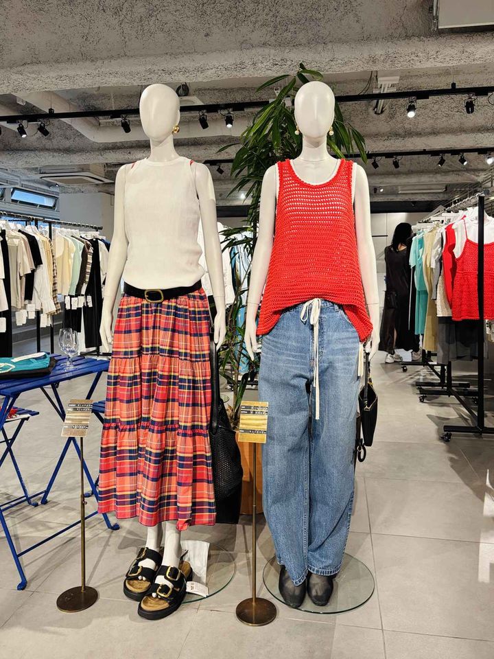 画像: （写真左）トップス￥5,940、ワンピース￥14,410、バッグ￥13,200、サンダル￥13,200 （写真右）トップス￥12,100、デニム￥9,900／全てMila Owen