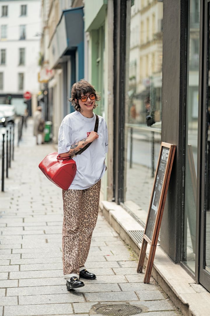 超オシャレ上級者！《ルイ ヴィトン》のバッグ×レオパードのパンツのコーデ