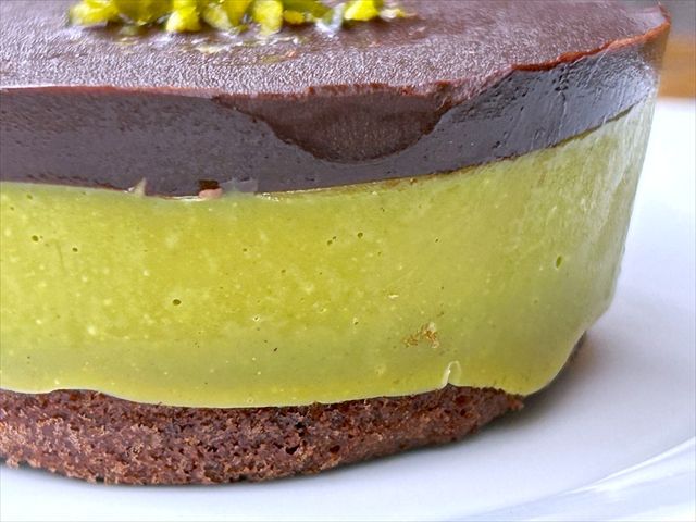 成城石井自家製 ドバイチョコ風ケーキ 側面アップ