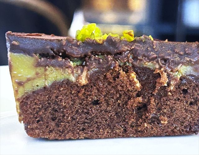 成城石井自家製 ドバイチョコ風ケーキ 断面