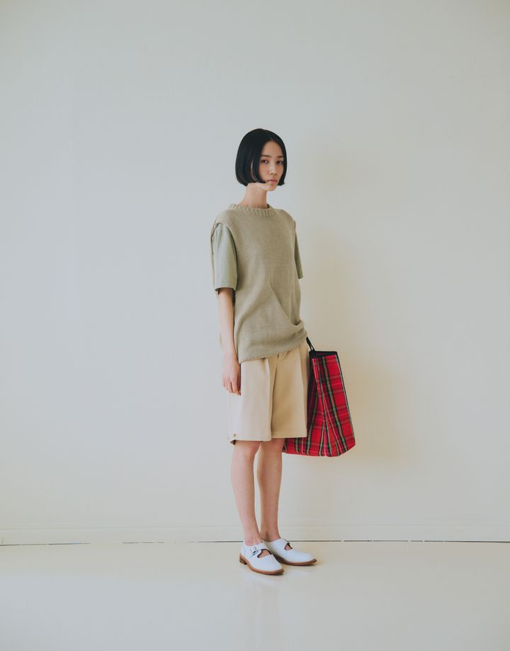 夏のベージュコーデは、リネンやコットンの素材選びで涼やかに【ベージュ、時々赤⑤】