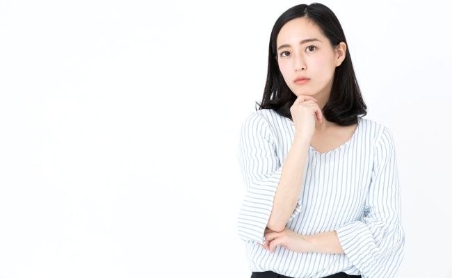 原因を探る女性