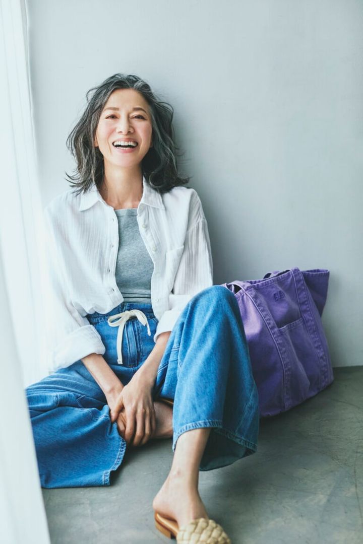 シャツ¥7,990、タンクトップ¥3,490、デニムパンツ¥8,990、バッグ¥7,990／すべてギャップ、サンダル／スタイリスト私物