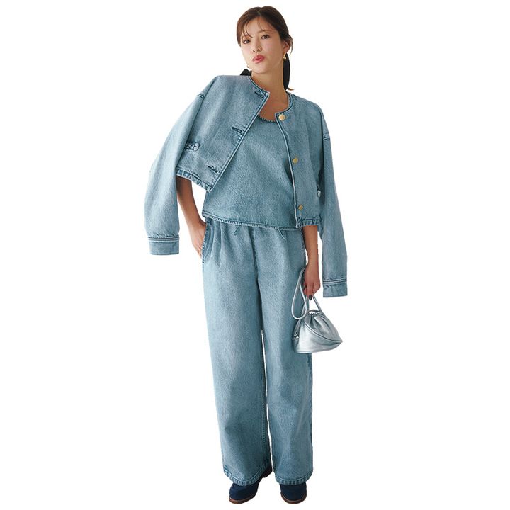 サードマガジンの淡いブルーデニムのジャケットとトップスとパンツのセットアップを着こなす咲和希さん