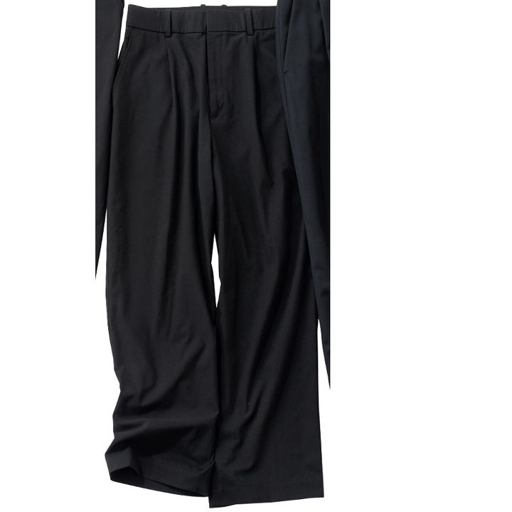 ユニクロのタックワイドパンツの黒