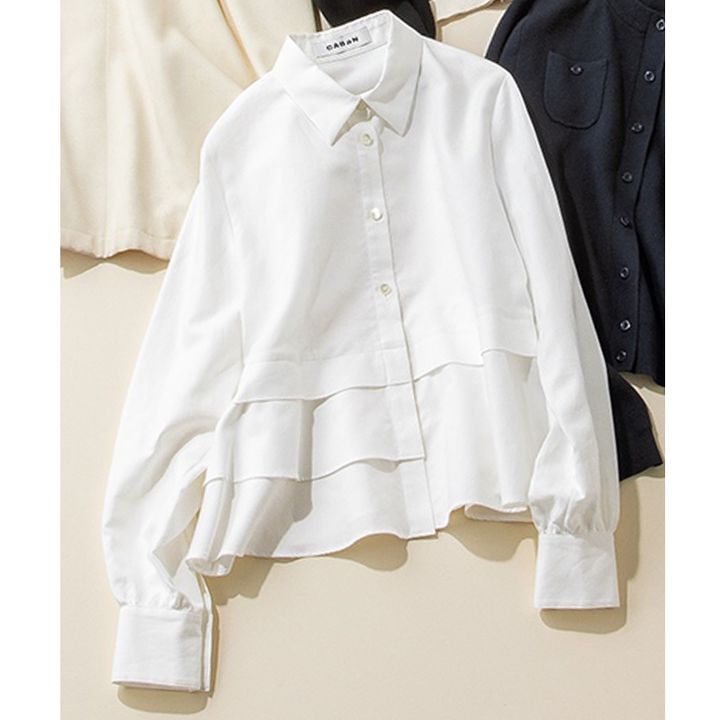 キャバンのティアードデザインの白シャツ