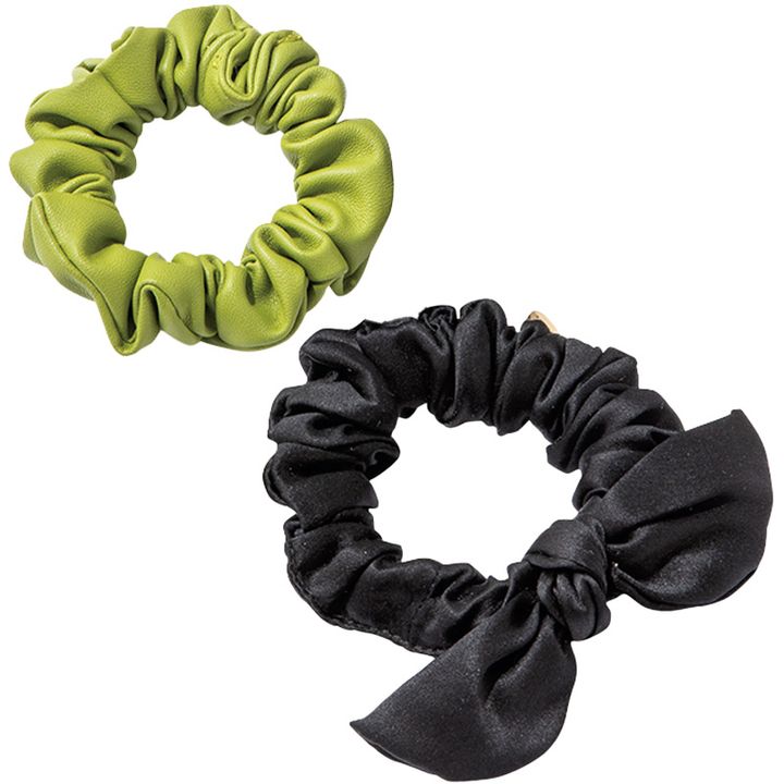 トレスのグリーンのレザーシュシュと黒のシュシュ