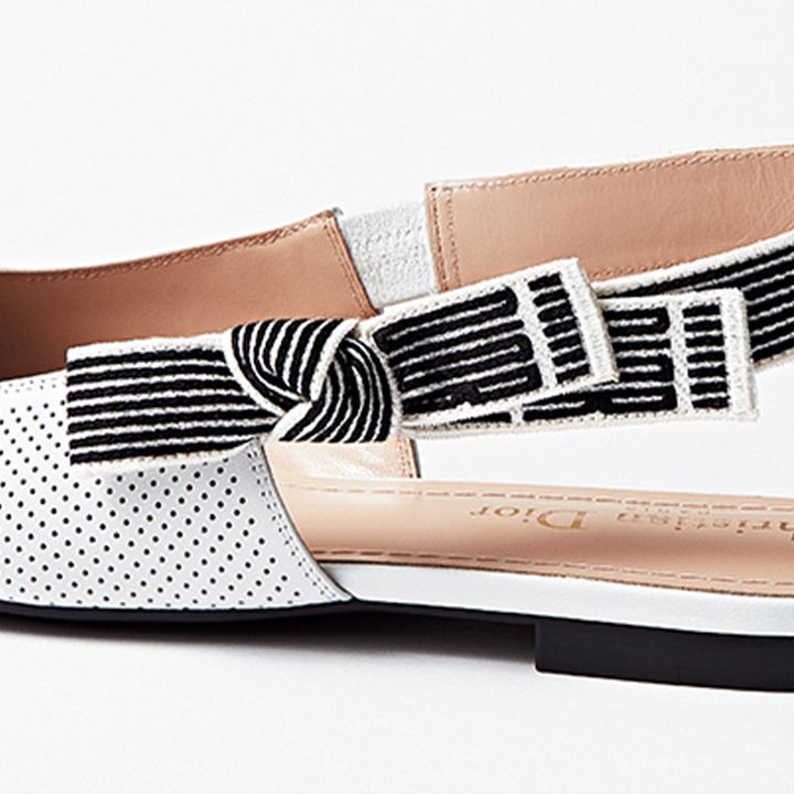 ストラップは重なるリボンがアクセント