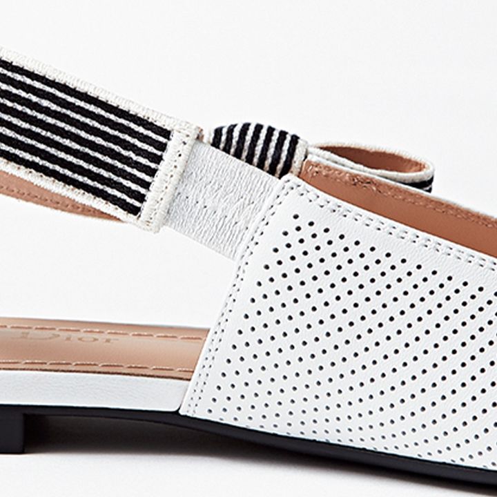 ストラップはさっと履けるゴム仕様