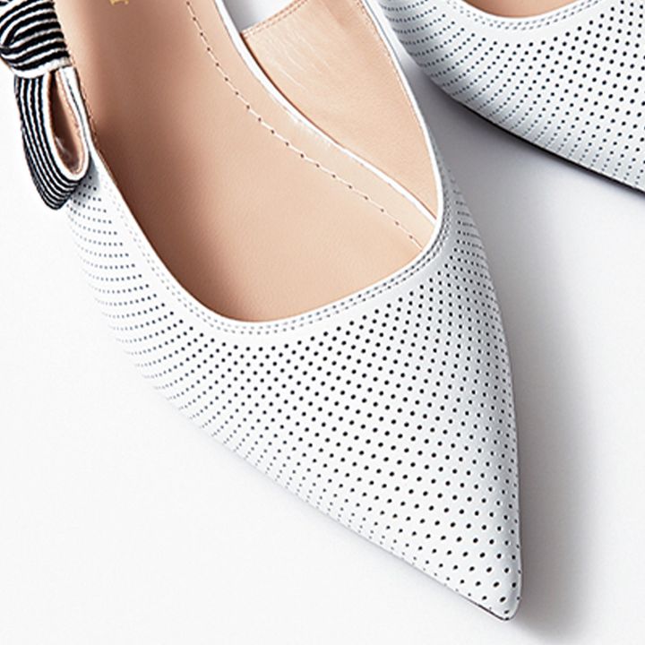 ポインテッドトゥとパンチングが上品