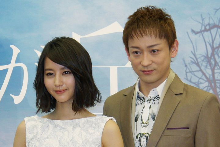 舞台「嵐が丘」制作発表に出席した堀北真希さん（左）と山本耕史さん＝2015年2月18日、時事
