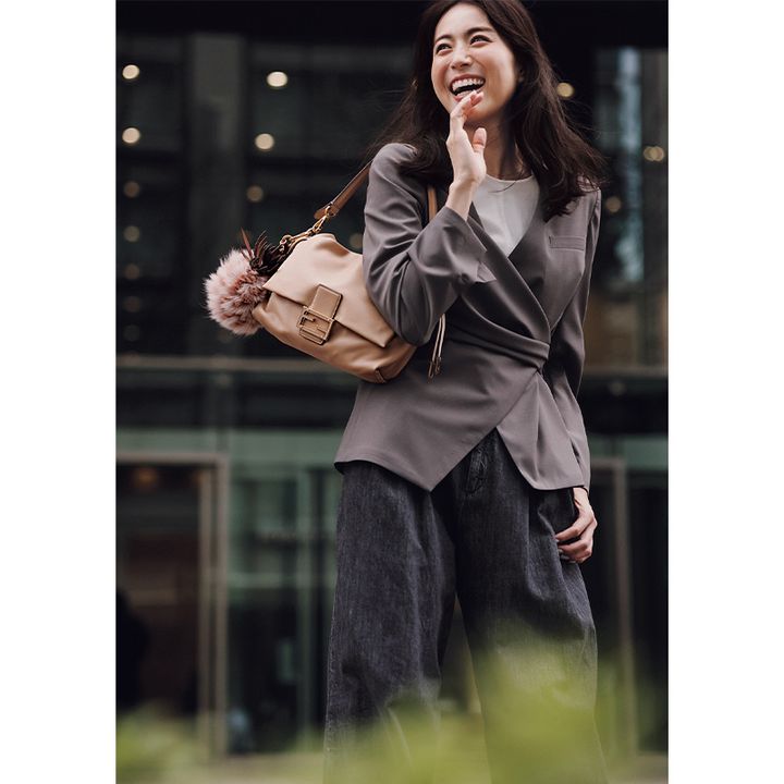 ジャケットとデニムのスタイルにフェンディのマンマ バゲット ミディアムを小脇に抱えた笹川友里さん