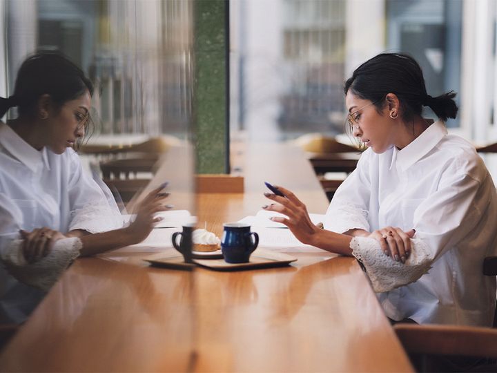 白シャツにヴァンクリーフ＆アーペルのピアスとリングをつけて勉強するママ