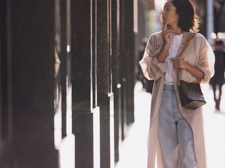 白Tとデニムにベージュのアウターを羽織ってルイ・ヴィトンのショルダーバッグを持った木佐貫まやさん