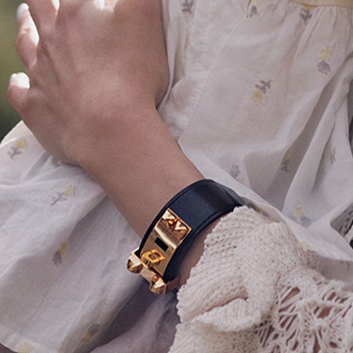 エルメスのレザーブレスレットをつけた笹川友里さんの手元