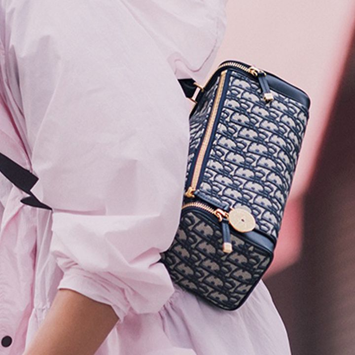 斜めがけにしたディオールのミニボストン